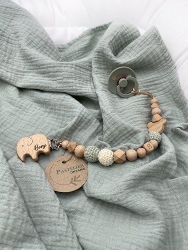 Personalizowana zawieszka do smoczka z drewnianych koralików i grawerowanym imieniem na drewnianym klipsie. Idealny prezent dla noworodka i niemowlęcia.