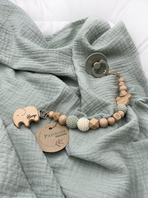 Personalizowana zawieszka do smoczka z drewnianych koralików i grawerowanym imieniem na drewnianym klipsie. Idealny prezent dla noworodka i niemowlęcia.