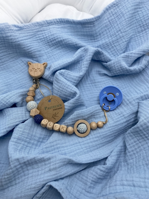 Personalizowana drewniana zawieszka do smoczka z koralików. Naturalne materiały, możliwość dodania imienia dziecka. Idealny prezent dla noworodka i niemowlęcia.