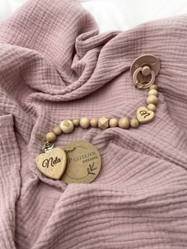 Personalizowana zawieszka do smoczka z drewnianych koralików i grawerowanym imieniem na drewnianym klipsie. Idealny prezent dla noworodka i niemowlęcia.