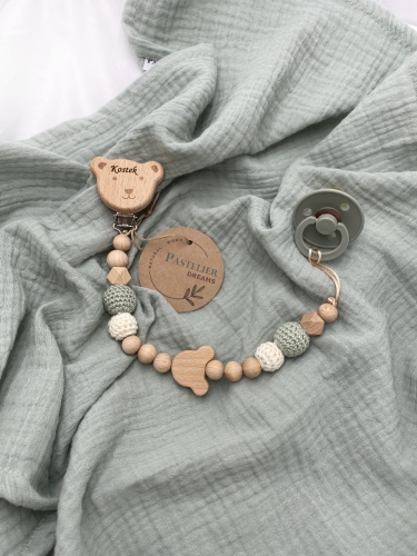 Personalizowana zawieszka do smoczka z drewnianych koralików i grawerowanym imieniem na drewnianym klipsie. Idealny prezent dla noworodka i niemowlęcia.