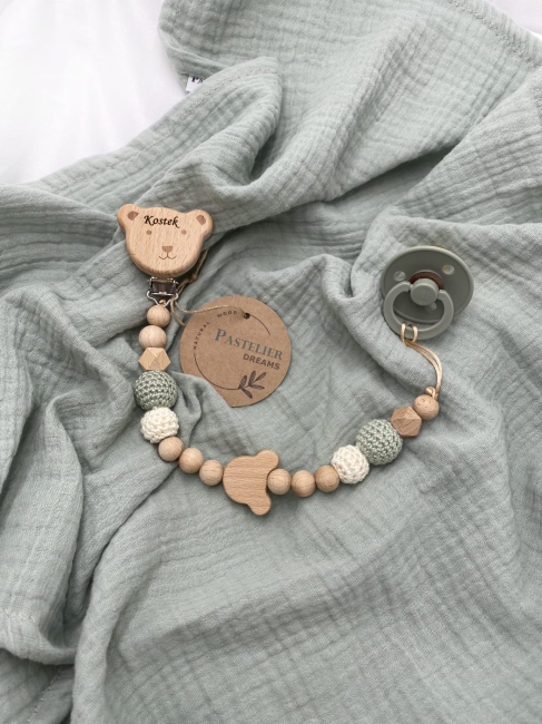 Personalizowana zawieszka do smoczka z drewnianych koralików i grawerowanym imieniem na drewnianym klipsie. Idealny prezent dla noworodka i niemowlęcia.