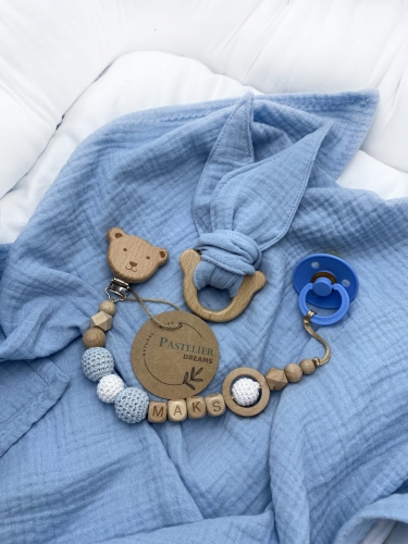 Personalizowana zawieszka do smoczka i szeleszczące uszka z muślinu to wyjątkowy zestaw dla niemowlęcia. Idealny prezent dla noworodka, wykonany z naturalnych materiałów. Idealny prezent na narodziny, baby shower lub chrzciny.