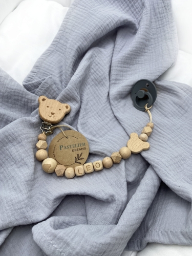 Personalizowana drewniana zawieszka do smoczka z koralików. Naturalne materiały, możliwość dodania imienia dziecka. Idealny prezent dla noworodka i niemowlęcia.