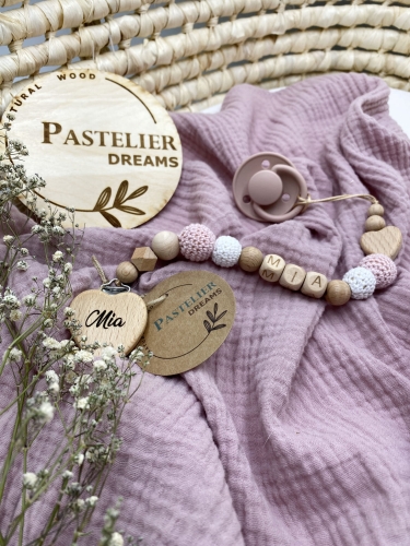 Personalizowana zawieszka do smoczka z drewnianych koralików i grawerowanym imieniem na drewnianym klipsie. Idealny prezent dla noworodka i niemowlęcia.