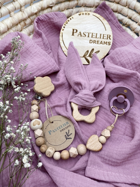 Personalizowana zawieszka do smoczka i szeleszczące uszka z muślinu to wyjątkowy zestaw dla niemowlęcia. Idealny prezent dla noworodka, wykonany z naturalnych materiałów. Idealny prezent na narodziny, baby shower lub chrzciny.