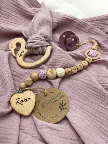 Personalizowana zawieszka do smoczka i szeleszczące uszka z muślinu to wyjątkowy zestaw dla niemowlęcia. Idealny prezent dla noworodka, wykonany z naturalnych materiałów. Idealny prezent na narodziny, baby shower lub chrzciny.