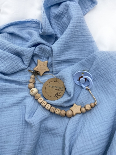 Personalizowana drewniana zawieszka do smoczka z koralików. Naturalne materiały, możliwość dodania imienia dziecka. Idealny prezent dla noworodka i niemowlęcia.