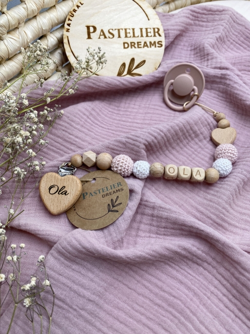 Personalizowana zawieszka do smoczka z drewnianych koralików i grawerowanym imieniem na drewnianym klipsie. Idealny prezent dla noworodka i niemowlęcia.