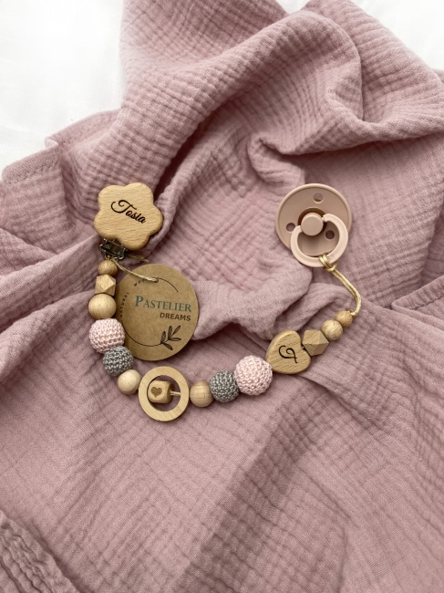Personalizowana zawieszka do smoczka z drewnianych koralików i grawerowanym imieniem na drewnianym klipsie. Idealny prezent dla noworodka i niemowlęcia.