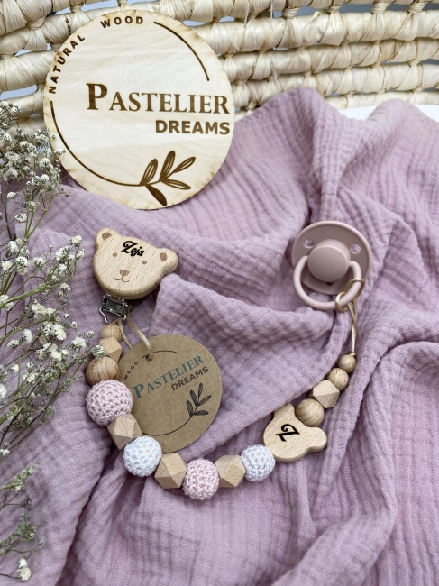 Personalizowana zawieszka do smoczka z drewnianych koralików i grawerowanym imieniem na drewnianym klipsie. Idealny prezent dla noworodka i niemowlęcia.