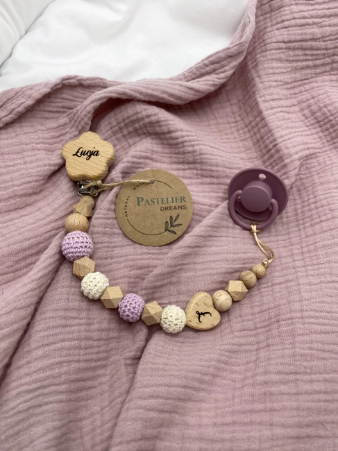 Personalizowana zawieszka do smoczka z drewnianych koralików i grawerowanym imieniem na drewnianym klipsie. Idealny prezent dla noworodka i niemowlęcia.