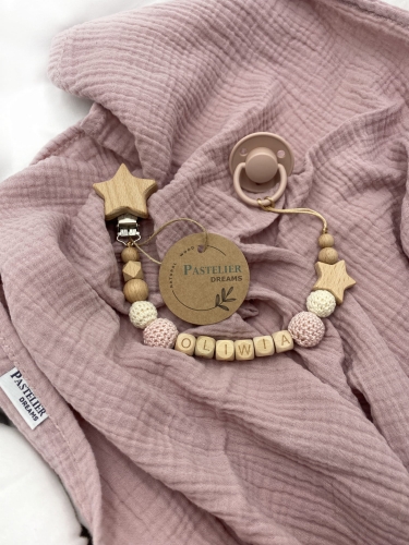 Personalizowana drewniana zawieszka do smoczka z koralików. Naturalne materiały, możliwość dodania imienia dziecka. Idealny prezent dla noworodka i niemowlęcia.