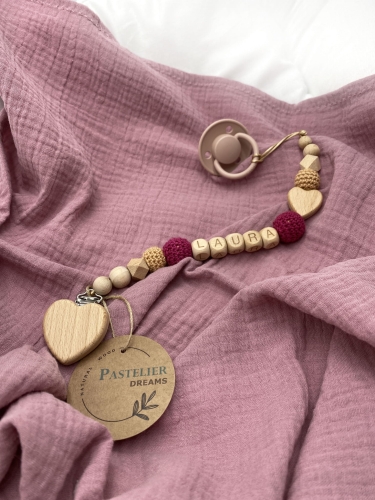 Personalizowana drewniana zawieszka do smoczka z koralików. Naturalne materiały, możliwość dodania imienia dziecka. Idealny prezent dla noworodka i niemowlęcia.
