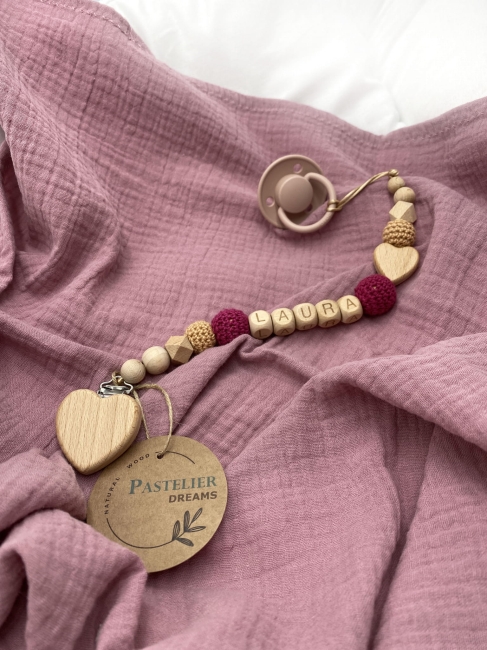 Personalizowana drewniana zawieszka do smoczka z koralików. Naturalne materiały, możliwość dodania imienia dziecka. Idealny prezent dla noworodka i niemowlęcia.