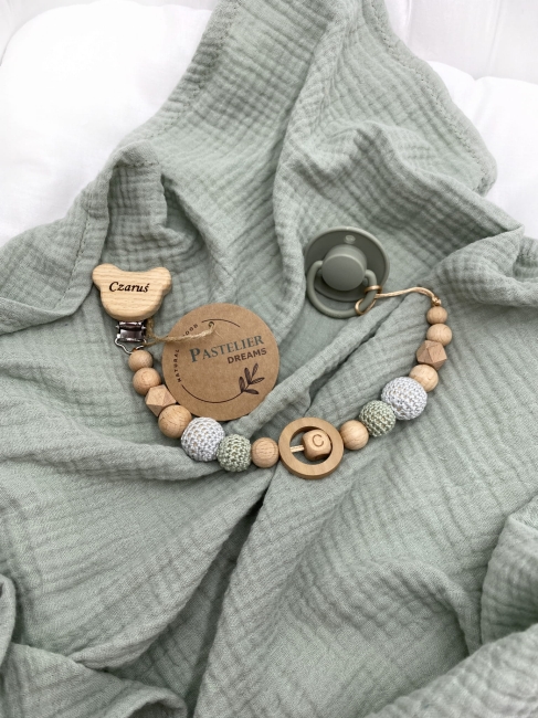 Personalizowana zawieszka do smoczka z drewnianych koralików i grawerowanym imieniem na drewnianym klipsie. Idealny prezent dla noworodka i niemowlęcia.