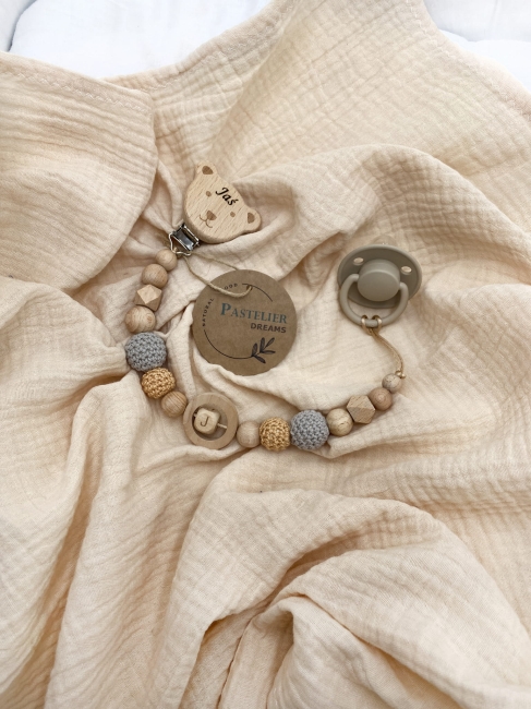 Personalizowana zawieszka do smoczka z drewnianych koralików i grawerowanym imieniem na drewnianym klipsie. Idealny prezent dla noworodka i niemowlęcia.