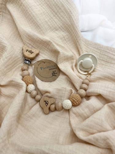 Personalizowana zawieszka do smoczka z drewnianych koralików i grawerowanym imieniem na drewnianym klipsie. Idealny prezent dla noworodka i niemowlęcia.