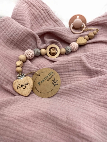Personalizowana zawieszka do smoczka z drewnianych koralików i grawerowanym imieniem na drewnianym klipsie. Idealny prezent dla noworodka i niemowlęcia.