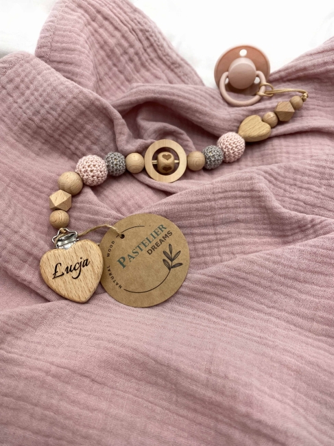 Personalizowana zawieszka do smoczka z drewnianych koralików i grawerowanym imieniem na drewnianym klipsie. Idealny prezent dla noworodka i niemowlęcia.