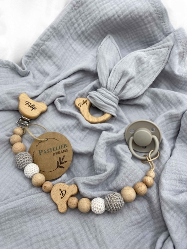 Personalizowana zawieszka do smoczka i szeleszczące uszka z muślinu to wyjątkowy zestaw dla niemowlęcia. Idealny prezent dla noworodka, wykonany z naturalnych materiałów. Idealny prezent na narodziny, baby shower lub chrzciny.