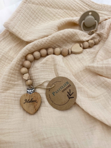 Personalizowana zawieszka do smoczka z drewnianych koralików i grawerowanym imieniem na drewnianym klipsie. Idealny prezent dla noworodka i niemowlęcia.