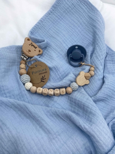 Personalizowana zawieszka do smoczka z drewnianych koralików i grawerowanym imieniem na drewnianym klipsie. Idealny prezent dla noworodka i niemowlęcia.