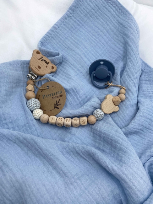 Personalizowana zawieszka do smoczka z drewnianych koralików i grawerowanym imieniem na drewnianym klipsie. Idealny prezent dla noworodka i niemowlęcia.