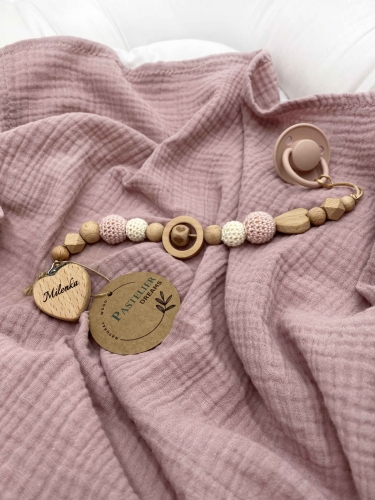 Personalizowana zawieszka do smoczka z drewnianych koralików i grawerowanym imieniem na drewnianym klipsie. Idealny prezent dla noworodka i niemowlęcia.