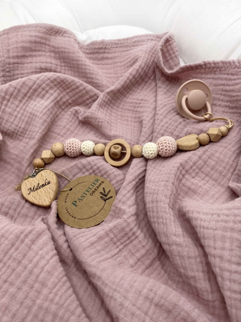 Personalizowana zawieszka do smoczka z drewnianych koralików i grawerowanym imieniem na drewnianym klipsie. Idealny prezent dla noworodka i niemowlęcia.