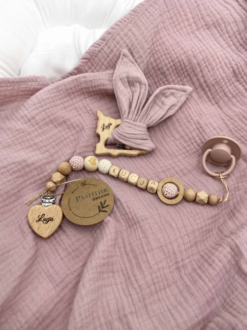 Personalizowana zawieszka do smoczka i szeleszczące uszka z muślinu to wyjątkowy zestaw dla niemowlęcia. Idealny prezent dla noworodka, wykonany z naturalnych materiałów. Idealny prezent na narodziny, baby shower lub chrzciny.