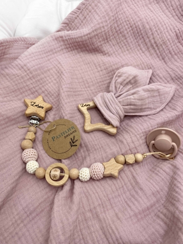 Personalizowana zawieszka do smoczka i szeleszczące uszka z muślinu to wyjątkowy zestaw dla niemowlęcia. Idealny prezent dla noworodka, wykonany z naturalnych materiałów. Idealny prezent na narodziny, baby shower lub chrzciny.