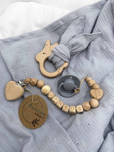 Personalizowana zawieszka do smoczka i szeleszczące uszka z muślinu to wyjątkowy zestaw dla niemowlęcia. Idealny prezent dla noworodka, wykonany z naturalnych materiałów. Idealny prezent na narodziny, baby shower lub chrzciny.