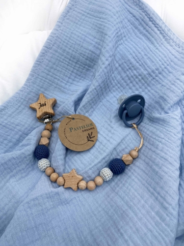 Personalizowana zawieszka do smoczka z drewnianych koralików i grawerowanym imieniem na drewnianym klipsie. Idealny prezent dla noworodka i niemowlęcia.
