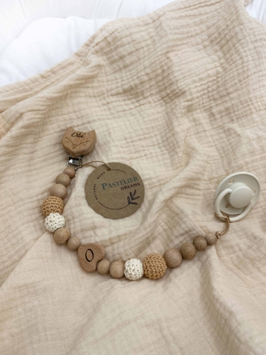Personalizowana zawieszka do smoczka z drewnianych koralików i grawerowanym imieniem na drewnianym klipsie. Idealny prezent dla noworodka i niemowlęcia.