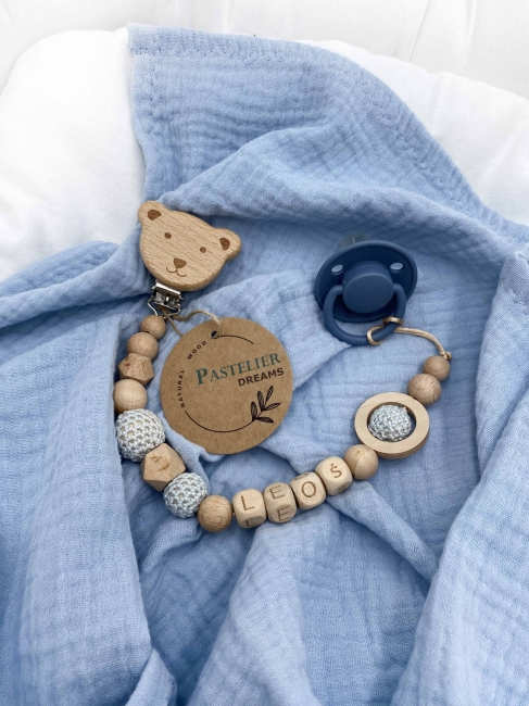 Personalizowana drewniana zawieszka do smoczka z koralików. Naturalne materiały, możliwość dodania imienia dziecka. Idealny prezent dla noworodka i niemowlęcia.