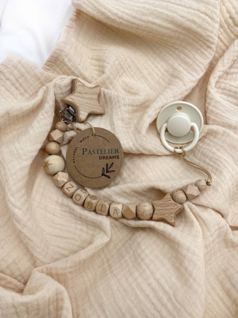 Personalizowana drewniana zawieszka do smoczka z koralików. Naturalne materiały, możliwość dodania imienia dziecka. Idealny prezent dla noworodka i niemowlęcia.