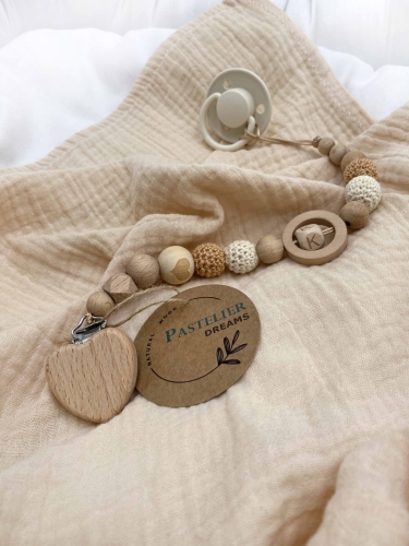 Personalizowana drewniana zawieszka do smoczka z koralików. Naturalne materiały, możliwość dodania imienia dziecka. Idealny prezent dla noworodka i niemowlęcia.
