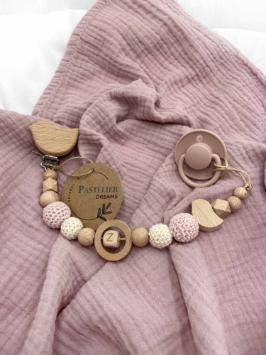 Personalizowana drewniana zawieszka do smoczka z koralików. Naturalne materiały, możliwość dodania imienia dziecka. Idealny prezent dla noworodka i niemowlęcia.