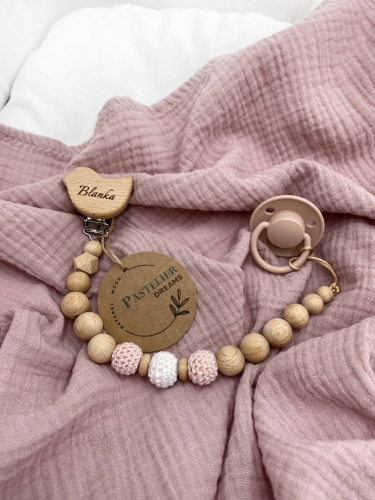 Personalizowana zawieszka do smoczka z drewnianych koralików i grawerowanym imieniem na drewnianym klipsie. Idealny prezent dla noworodka i niemowlęcia.