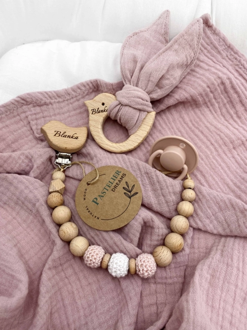 Personalizowana zawieszka do smoczka i szeleszczące uszka z muślinu to wyjątkowy zestaw dla niemowlęcia. Idealny prezent dla noworodka, wykonany z naturalnych materiałów. Idealny prezent na narodziny, baby shower lub chrzciny.