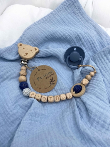 Personalizowana drewniana zawieszka do smoczka z koralików. Naturalne materiały, możliwość dodania imienia dziecka. Idealny prezent dla noworodka i niemowlęcia.