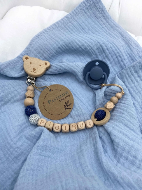 Personalizowana drewniana zawieszka do smoczka z koralików. Naturalne materiały, możliwość dodania imienia dziecka. Idealny prezent dla noworodka i niemowlęcia.