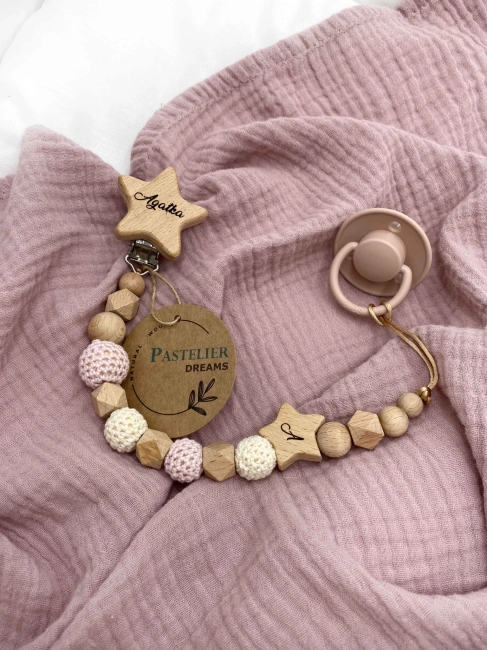 Personalizowana zawieszka do smoczka z drewnianych koralików i grawerowanym imieniem na drewnianym klipsie. Idealny prezent dla noworodka i niemowlęcia.
