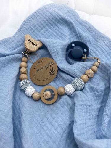 Personalizowana zawieszka do smoczka z drewnianych koralików i grawerowanym imieniem na drewnianym klipsie. Idealny prezent dla noworodka i niemowlęcia.