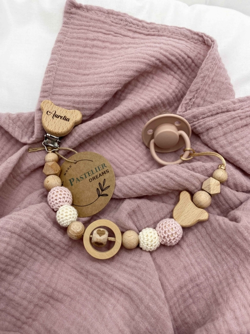 Personalizowana zawieszka do smoczka z drewnianych koralików i grawerowanym imieniem na drewnianym klipsie. Idealny prezent dla noworodka i niemowlęcia.