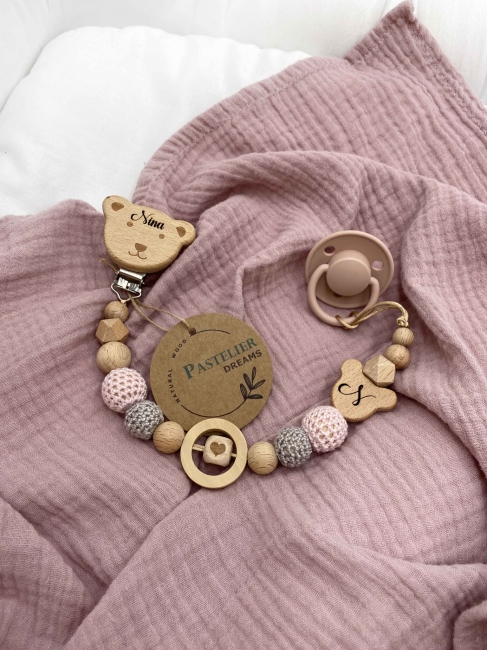 Personalizowana zawieszka do smoczka z drewnianych koralików i grawerowanym imieniem na drewnianym klipsie. Idealny prezent dla noworodka i niemowlęcia.