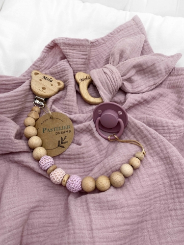 Personalizowana zawieszka do smoczka i szeleszczące uszka z muślinu to wyjątkowy zestaw dla niemowlęcia. Idealny prezent dla noworodka, wykonany z naturalnych materiałów. Idealny prezent na narodziny, baby shower lub chrzciny.