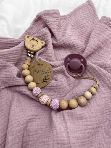 Personalizowana zawieszka do smoczka z drewnianych koralików i grawerowanym imieniem na drewnianym klipsie. Idealny prezent dla noworodka i niemowlęcia.