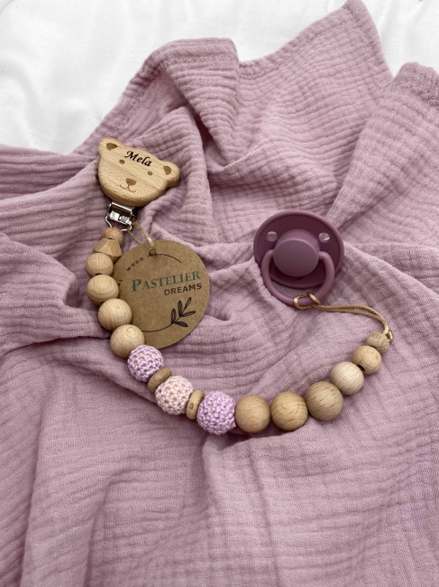 Personalizowana zawieszka do smoczka z drewnianych koralików i grawerowanym imieniem na drewnianym klipsie. Idealny prezent dla noworodka i niemowlęcia.